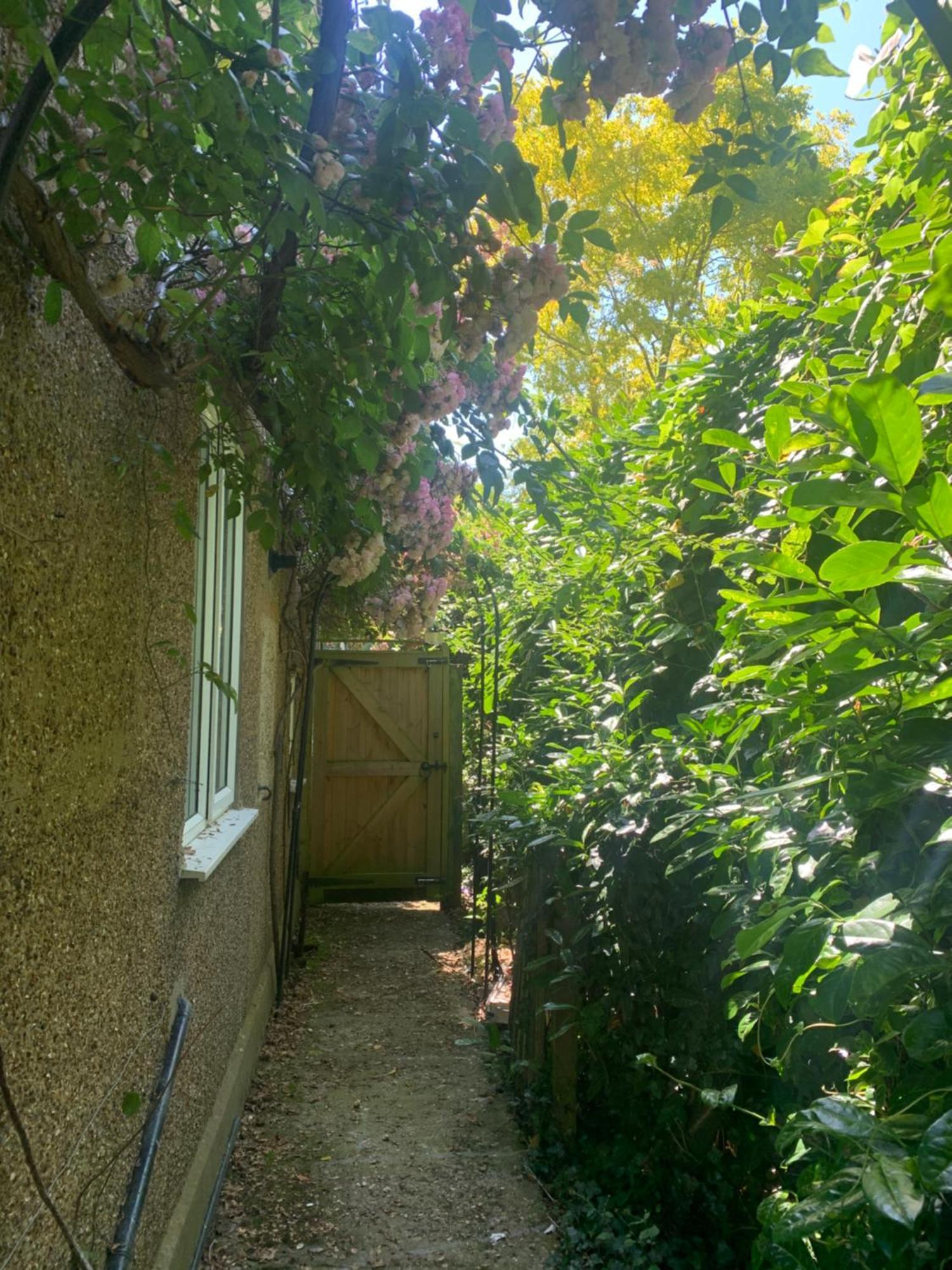 Abbots Langley Newly Refurbished One Bedroom With Additional Sofa Bed Self Contained Flat In Garden מראה חיצוני תמונה